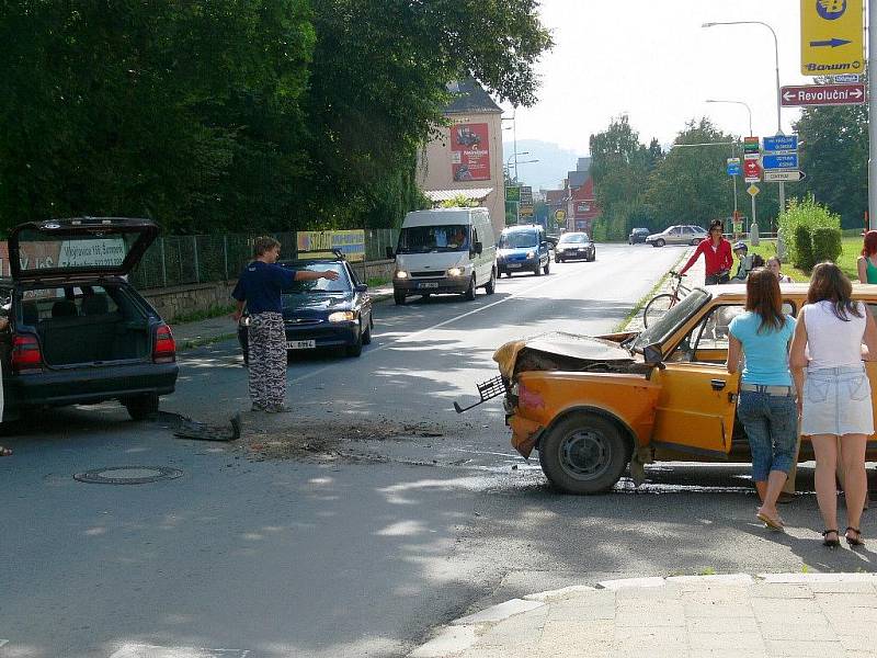 Nehoda dvou škodovek na křižovatce šumperských ulic Lidická a Revoluční