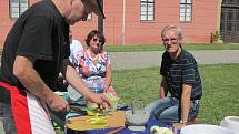 Hudebníci si v Šumperku rozdali souboj s veřejností. U Roztančených kotlíků si v rámci probíhajícího Mezinárodního folklorního festivalu poměřili síly ve vaření guláše.