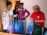Pracovnice call centra ČEZ Distribuce v Zábřehu a jejich kolegové věnovali pro charitativní účely čtvrt tuny oděvů, bot a hraček.