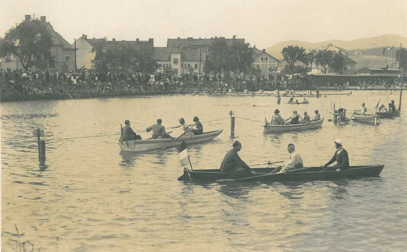 KLID NA VODĚ. Projížďky na lodičkách byly v roce 1933 velmi oblíbenou kratochvílí.