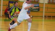 Futsalisté Delty Real (bílé dresy) v utkání s Chotěboří