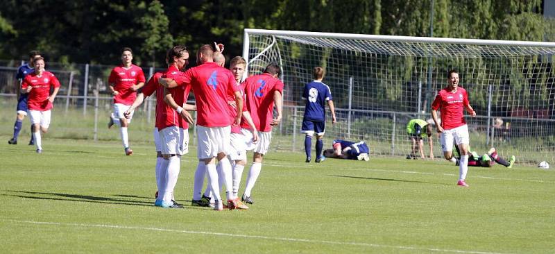 Fotbalisté Uničova (v modrém) proti Vítkovicím