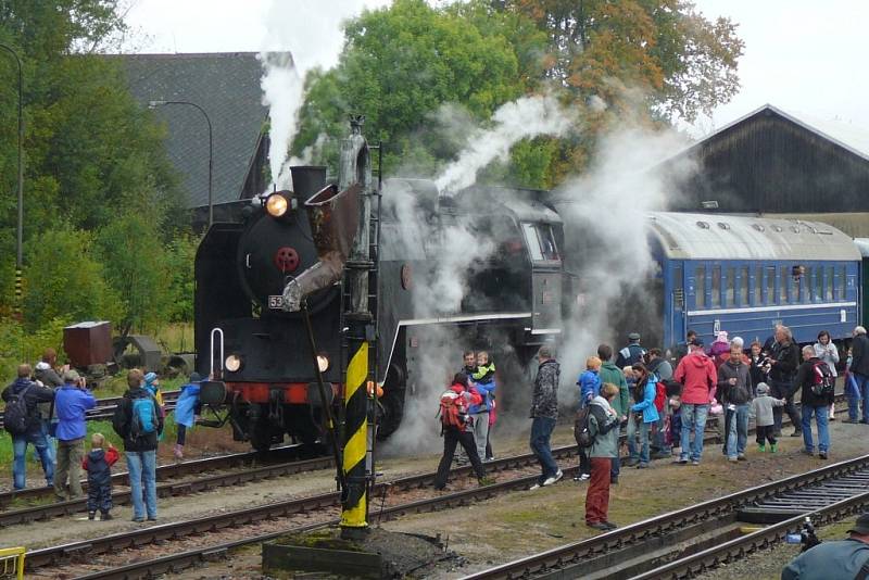 Při oslavách 140 let Moravské pohraniční dráhy projel trasu ze Šternberku do Dolní Lipky parní vlak.