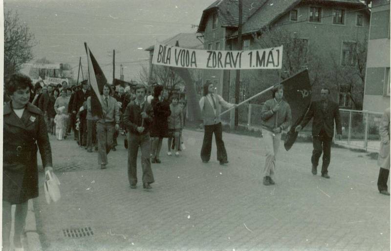 PRVOMÁJOVÝ PRŮVOD. Květnový průvod v Javorníku, 70. léta minulého století.