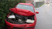 Dvacetiletá dívka za volantem Volkswagenu Golf bourala 17. listopadu v Libině. Podle svých slov usnula. Narazila do dopravního značení, okrasných tújí, plotu u domu a zaparkované Škody Fabie. Dívka od nehody ujela, ukázalo se, že byla pod vlivem drog. 