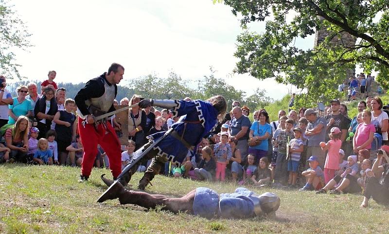 Středověké odpoledne na hradě Brníčko, 5. 7. 2019. Šermířský spolek Šumperk