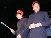 Dvojice herců, která během premiéry prakticky nesleze z jeviště. František Čachotský ztvárnil Miloše Hrmu (vlevo) a Petr Komínek – ten se představí jako výpravčí Hubička. 