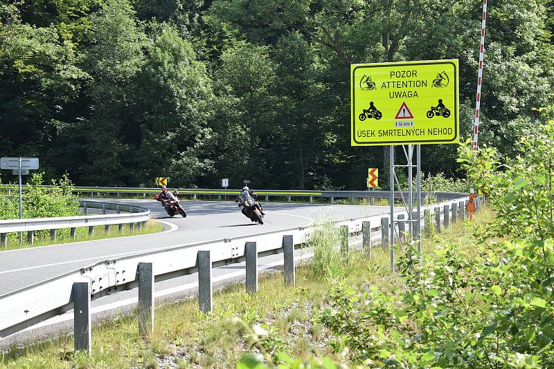 Cedule se smrtkou v Koutech nad Desnou varující motorkáře před riskantní jízdou.