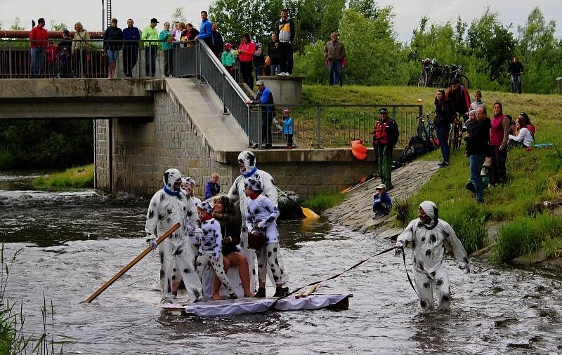 Po řece Desné v Sudkově plula v sobotu 17. června netradiční plavidla. Na start se postavilo devatenáct odvážných posádek, na které čekala asi kilometr dlouhá jízda.