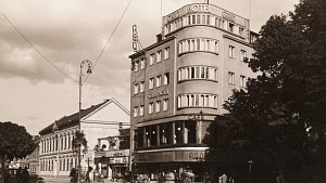 Šumperský hotel Grand s prodejnou ASO krátce po otevření v závěru roku 1931.