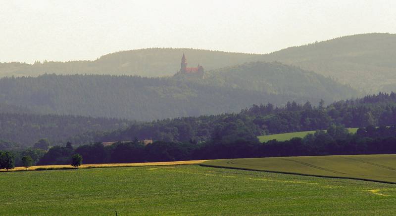 Z vyhlídky nad hodinovým strojem v městské věži u kostela svatého Tomáše z Canterbury v Mohelnici je krásný pohled nejen na celé město a okolí, ale také na hrady Bouzov a Mírov.