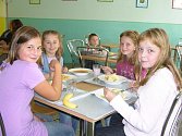 Dětem ve školní jídelně ve Vidnavě chutná