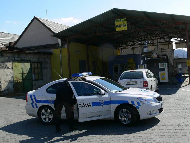 Celní správa uzavřela v pondělí 21. března dopoledne benzínovou stanici firmy VENA-TRADE v Jeremenkově ulici v Šumperku