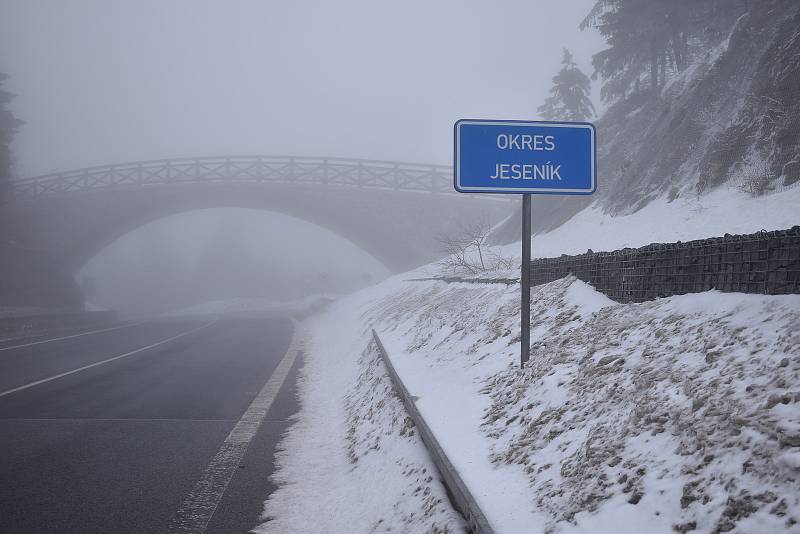 Hranice okresu na Červenohorském sedle.