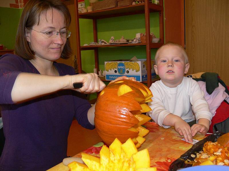 Dýně všech velikostí se na akci šumperské Vily Doris proměňovaly v oranžové svítící obličeje bubáků