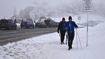 Nájezd lyžařů na Červenohorské sedlo. 9. ledna 2021