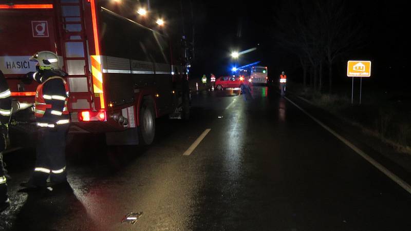 Srážka auta s autobusem mezi Lošticemi a Mohelnicí