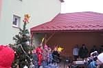 Akce s názvem "Vánoční Boženka" náměstíčko před ZŠ B. Němcové v Zábřeze v pátek 6. prosince zcela zaplnila.