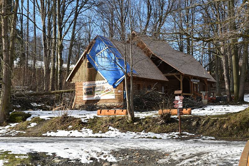 Škody po vichřici ve zlatokopeckém skanzenu ve Zlatých Horách v pátek 22. ledna 2021.