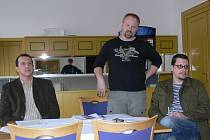 Před diskutující šumperské občany usedli při besedě starosta Zdeněk Brož (vlevo), ředitel divadla René Sviderski (uprostřed) a dramaturg Ondřej Elbel.