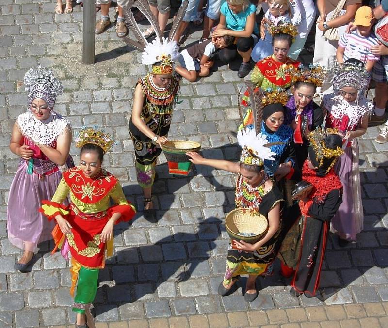 Mezinárodní folklorní festival v Šumperku vrcholí. V sobotu 17. srpna dopoledne zaplnily ulice města domácí soubory i zahraniční hosté, kteří v programu nazvaném Roztančená ulice prošly od radnice přes pěší zónu až do parku U sovy.