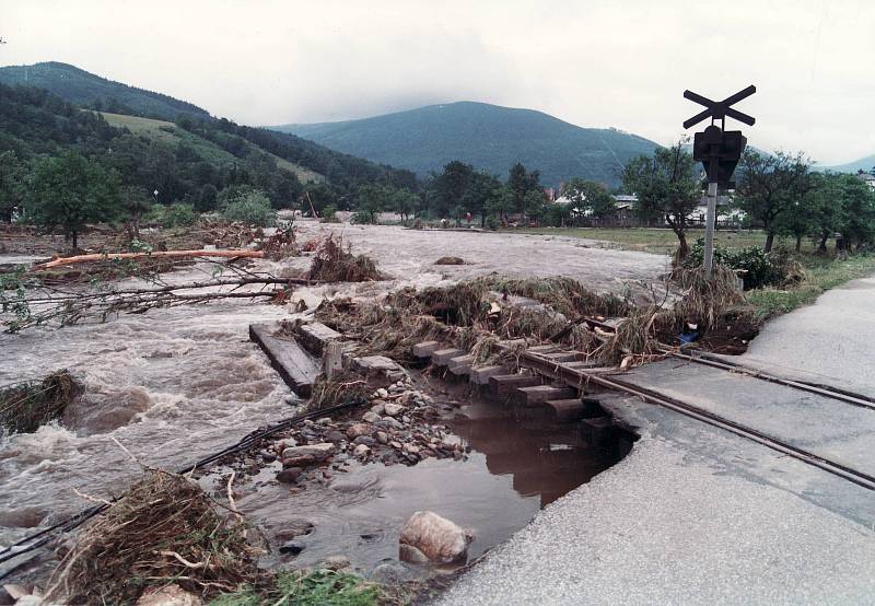 Červenec 1997. U penzionu Oáza v Loučné nad Desnou si rozvodněná řeka Desná našla nové koryto. S sebou odnesla železniční trať.