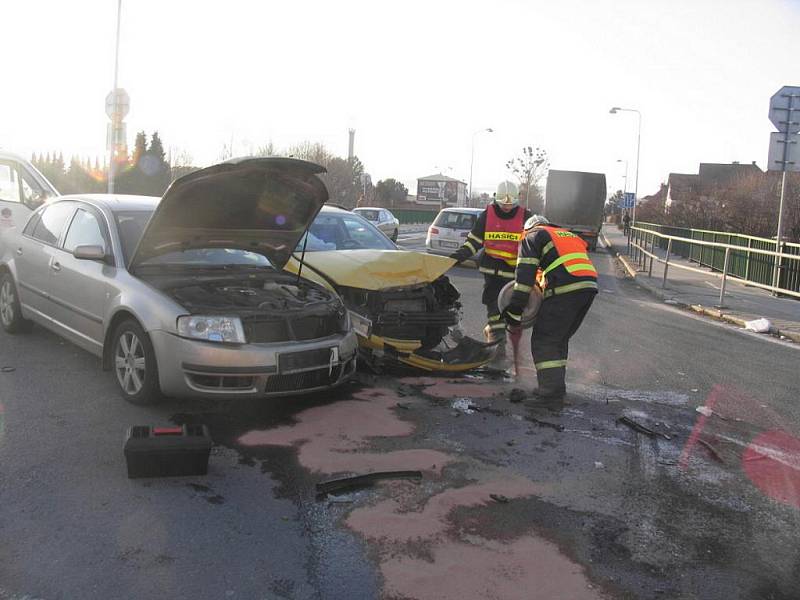 Dvě osobní auta se srazila ve středu 1. února v patnáct hodin v Třebovské ulici v Mohelnici