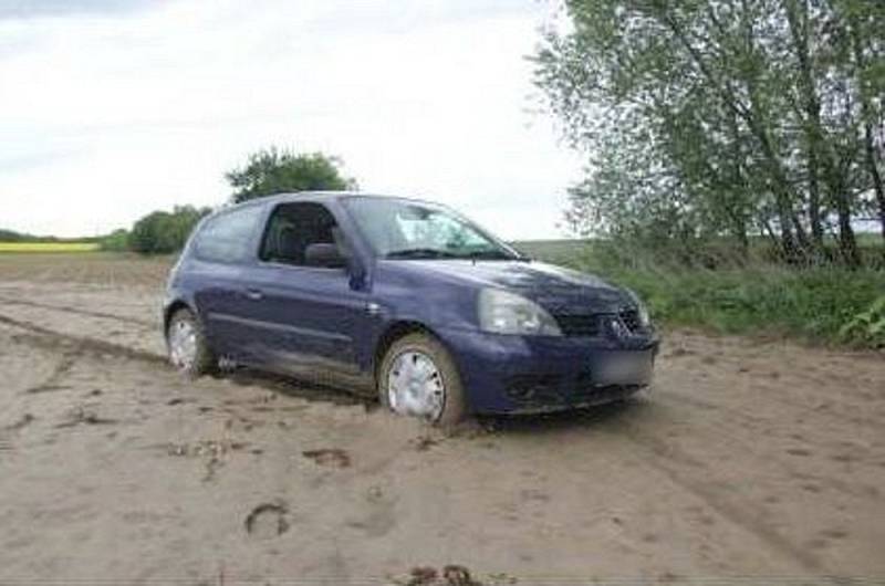 Vůz, se kterým ujížděl zloděj dopadený 21. května na Mohelnicku