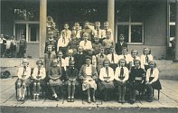 NAŠI PIONÝŘI. Začátek 60. let 20. století. Pionýři před postřelmovskou školou, uprostřed paní učitelka Růžena Pelclov