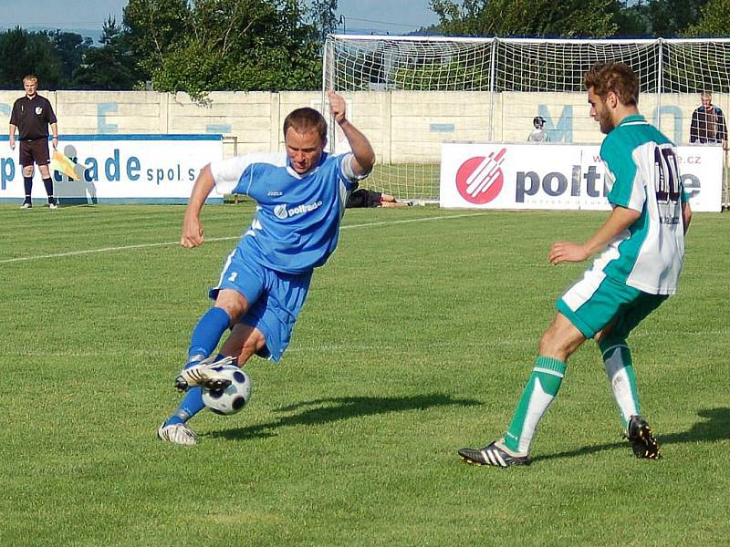 Mohelnice se raduje z postupu do divize, v posledním utkání sezony porazila Leštinu (zelené dresy) 