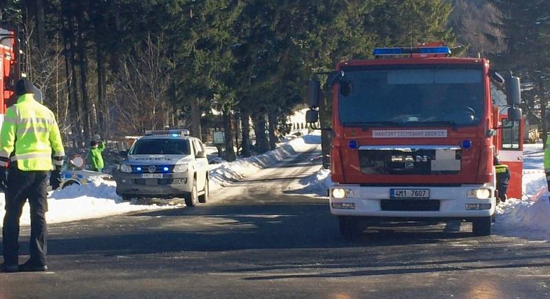 Policisté ve spolupráci s hasiči museli z lyžařského střediska na Ramzové kvůli anonymní hrozbě bombou evakuovat tři stovky lidí.