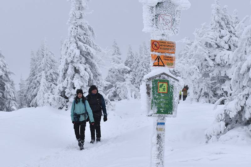 Turisté u chaty Jiřího na Šeráku. 9. ledna 2021