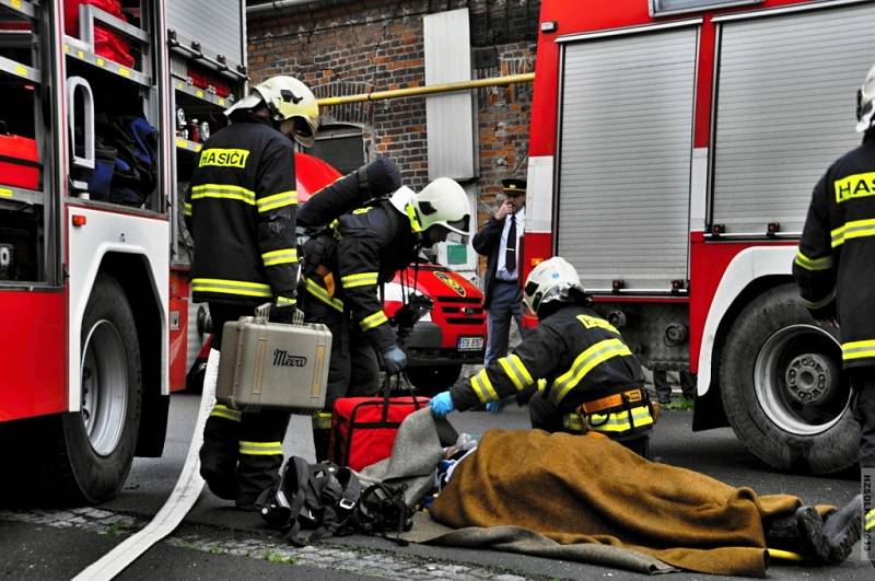 Rozsáhlé taktické cvičení podnikli v pondělí 6. května zábřežští a šumperští hasiči. V areálu zábřežské Perly si prověřili, jak rychle jsou schopni najít zavalené osoby.