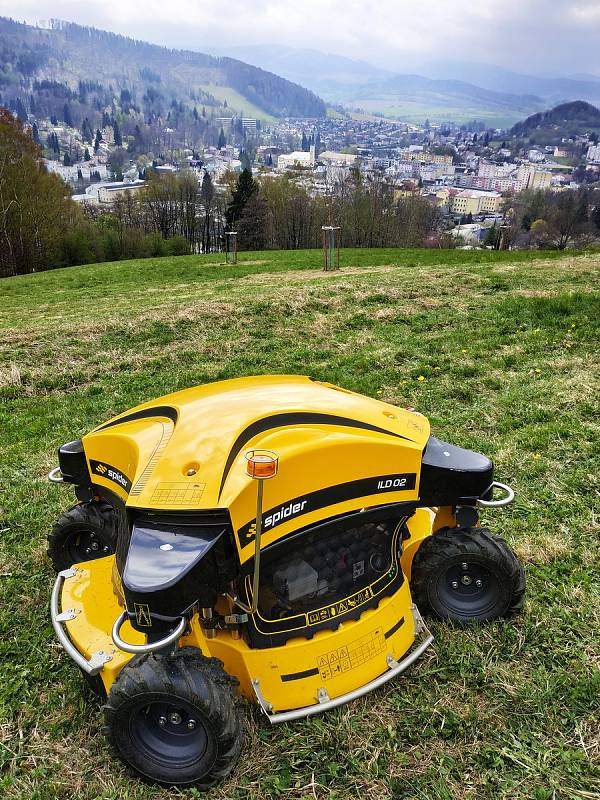 Robotická sekačka, kterou pořizuje město Jeseník. Snímek z dubnové prezentace v Jeseníku. Takový stroj pořídilo i město Zábřeh místním technickým službám.