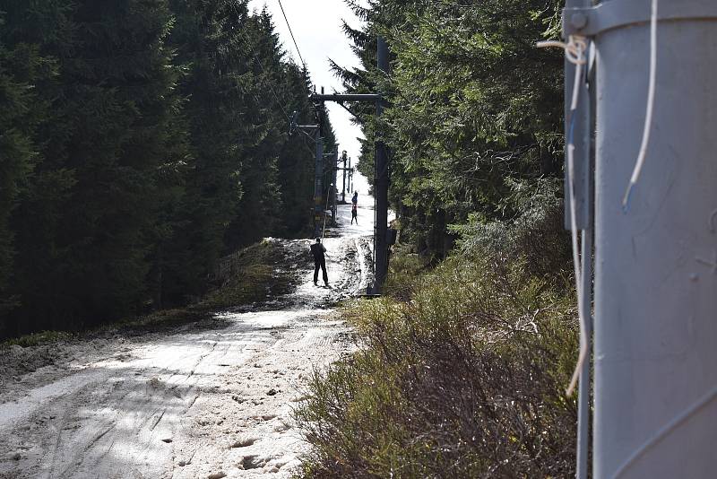 První a poslední lyžování na Červenohorském sedle v zimní sezoně 2020/2021, 10. května 2021.