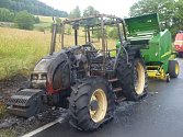 Traktor, který shořel 17. července u Branné.