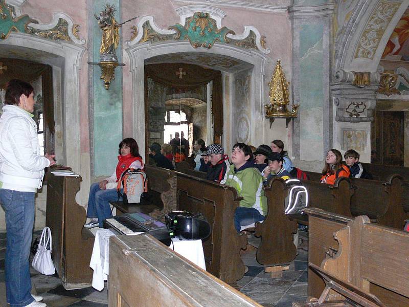 Netradiční vyučování školy z Velkých Losin se 21. dubna se odehrávalo na nádvoří i v zámeckých komnatách zdejšího renesančního zámku