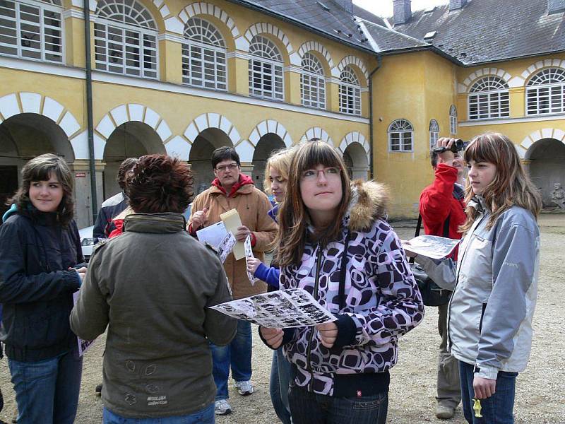 Netradiční vyučování školy z Velkých Losin se 21. dubna se odehrávalo na nádvoří i v zámeckých komnatách zdejšího renesančního zámku