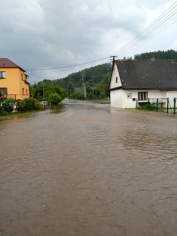 Následky průtrže mračen ve čtvrtek 13. června v Dlouhomilově.