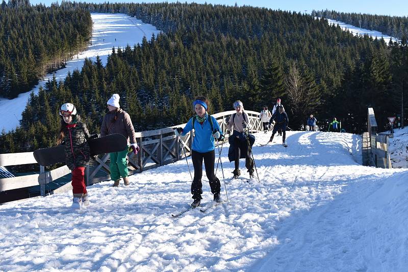 Turisté na Červenohorském sedle v neděli 28. února.