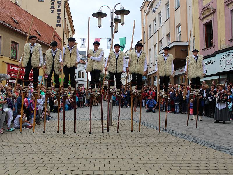 Divácky nejoblíbenější je roztančená ulice. Všechny zúčastněné soubory projdou v průvodu Šumperkem, na několika místech se zastaví a zatančí či zazpívají. Obrovský úspěch sklízeli i tanečníci na chůdách z Francie