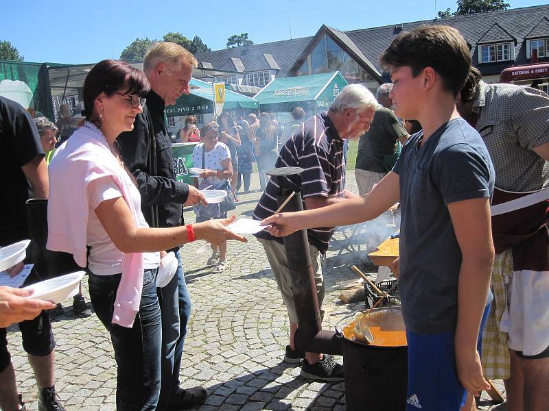 Hudebníci si v Šumperku rozdali souboj s veřejností. U roztančených kotlíků si v rámci Mezinárodního folklorního festivalu poměřili síly  ve vaření guláše.