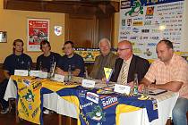 Zleva: Marek Peksa, Adam Červenka, Aleš Holík, Petr Hrbek, Vladimír Velčovský a Radek Kučera na tiskové konferenci klubu