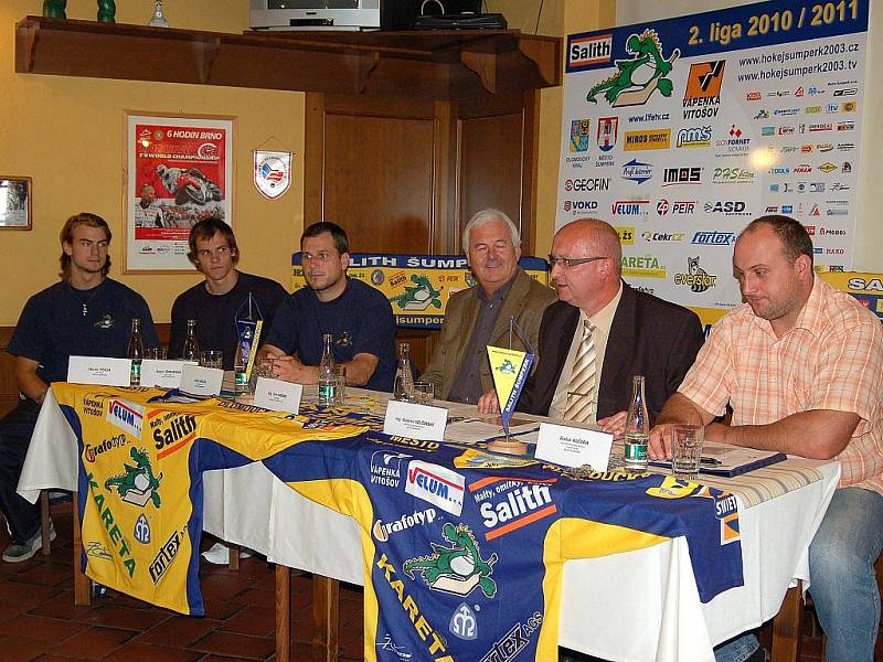 Zleva: Marek Peksa, Adam Červenka, Aleš Holík, Petr Hrbek, Vladimír Velčovský a Radek Kučera na tiskové konferenci klubu