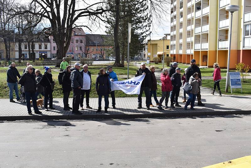 Premiér Petr Fiala v Jeseníku. Příjezd do města, návštěva u starostky, návštěva květinářství, přechod na zasedání vlády.