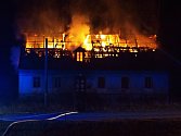 Hořící dům v Lipové-lázních, kde se stala vražda.