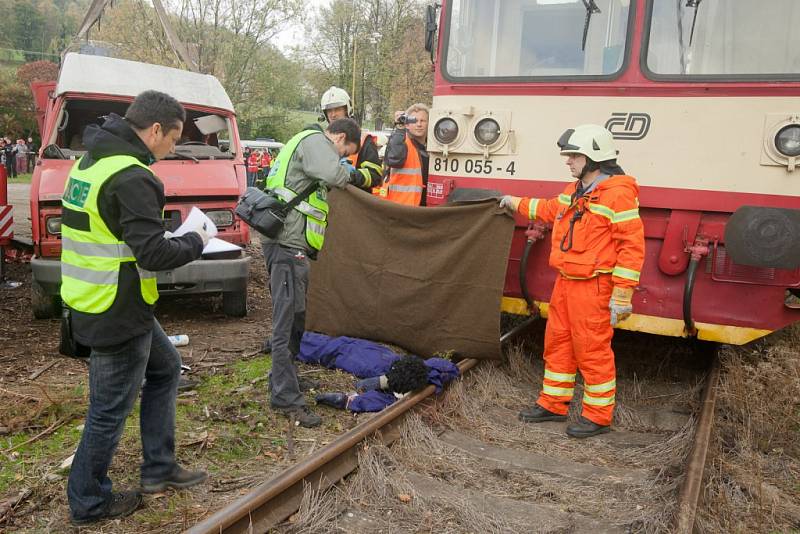 Simulovaná dopravní nehoda dodávky a osobního vlaku na železničním přejezdu v Jeseníku.