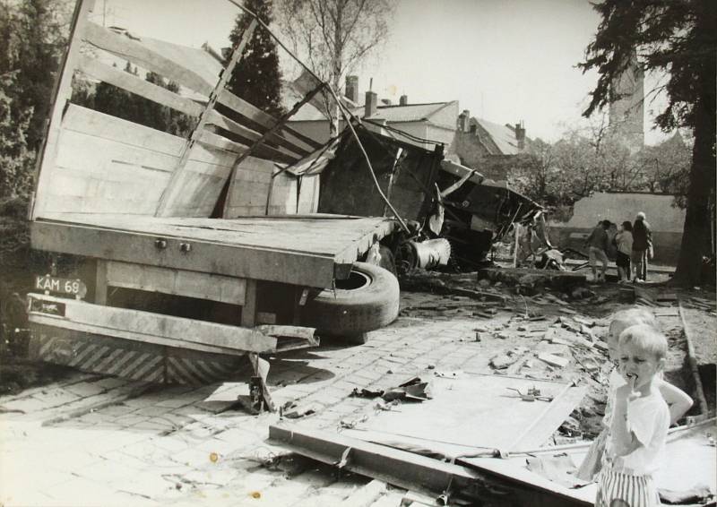 Sochu rudoarmějce v Mohelnici smetl v roce 2000 kamion.