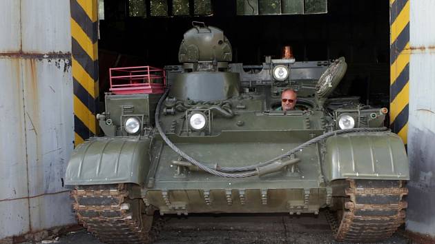Pětatřicetitunový vyprošťovací tank na cestě do Muzea silnic ve Vikýřovicích
