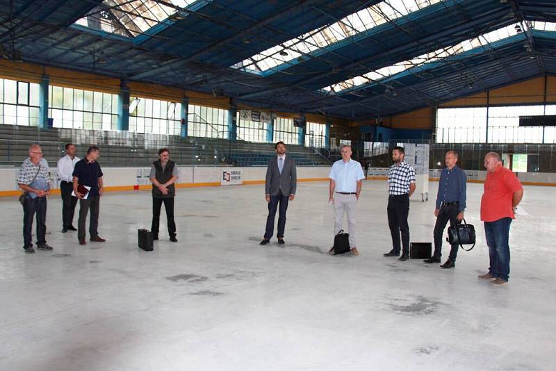 Podniky města Šumperka nechaly na místním zimním stadionu rekonstruovat ledovou plochu, rolbovnu a strojovnu.
